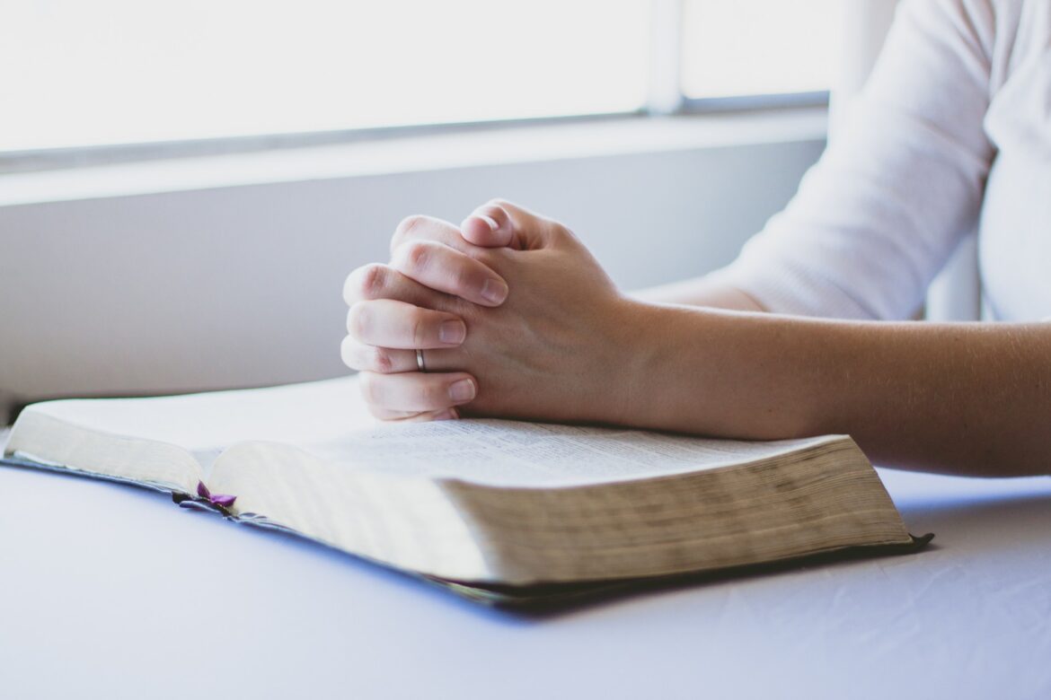 Skuteczna modlitwa za zmarłych: 7 PSALMÓW POKUTNYCH