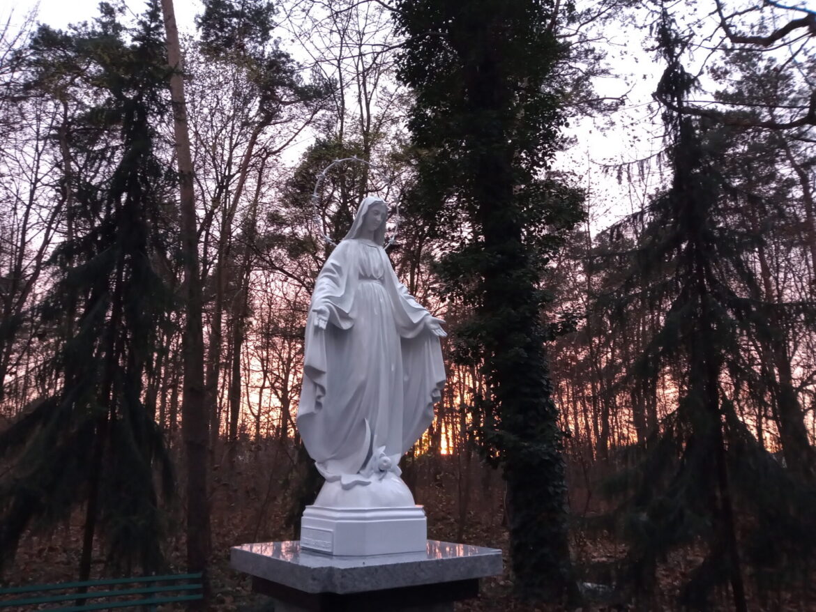 Zabytkowa Figura Niepokalanej w Niepokalanowie Lasku odnowiona - dziś jej poświęcenie!