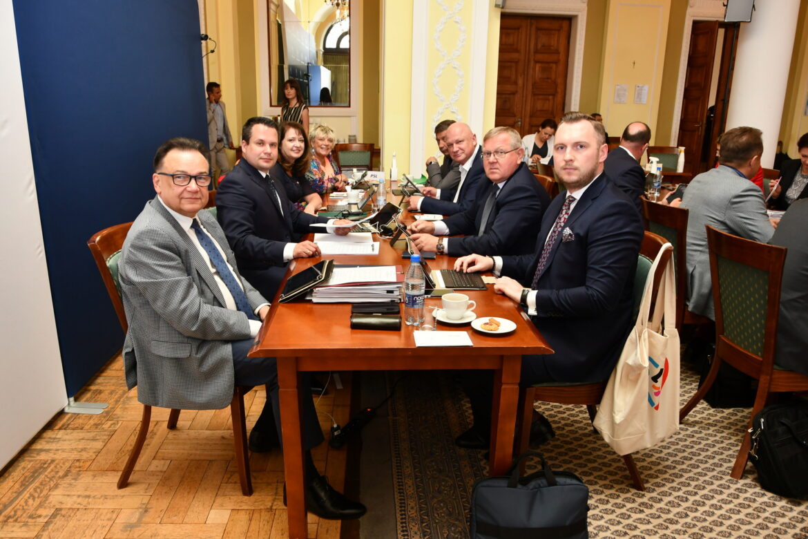 Zarząd województwa mazowieckiego z absolutorium i wotum zaufania