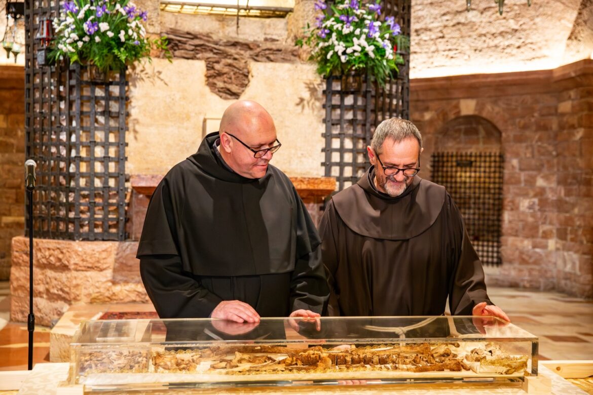 Doczesne św. Franciszka wystawione na widok publiczny