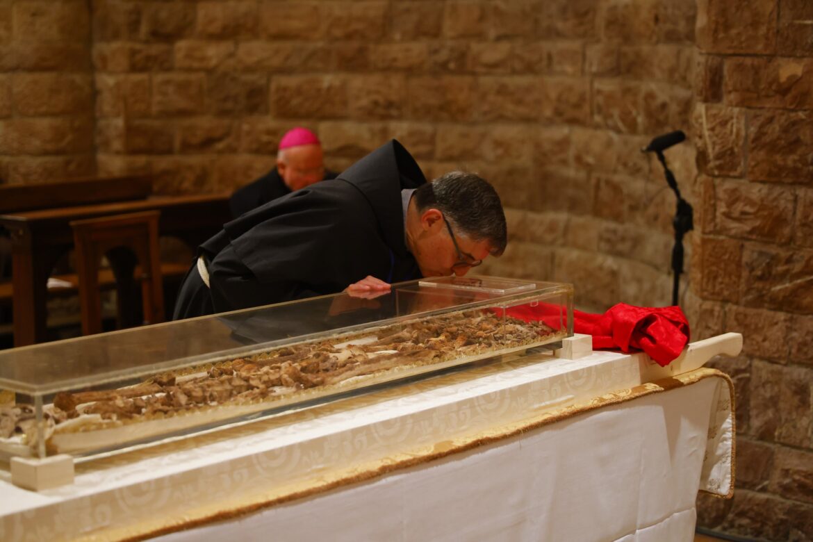 Fr. Carlos TROVARELLI oddał cześć relikwiom św. Franciszka