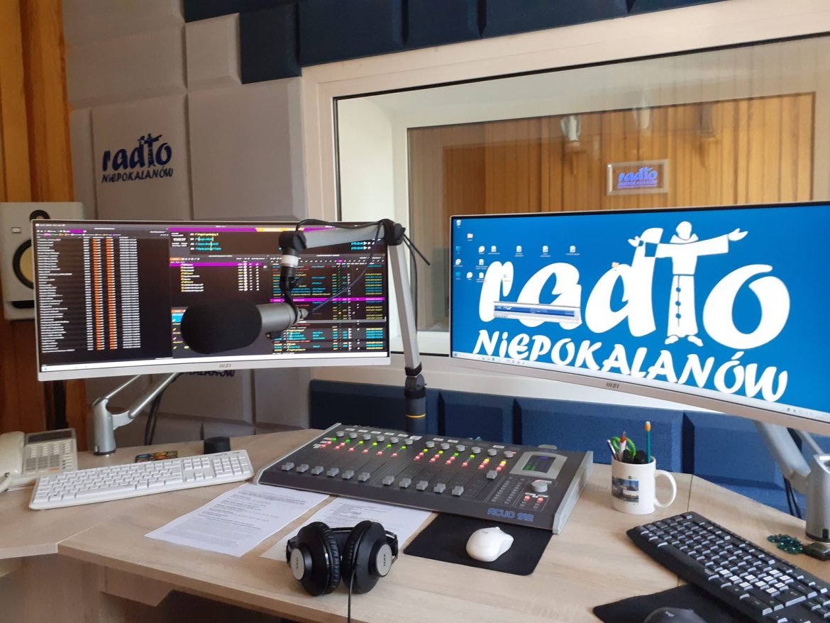 Konsoleta i sluchawki w studiu Radia Niepokalanow